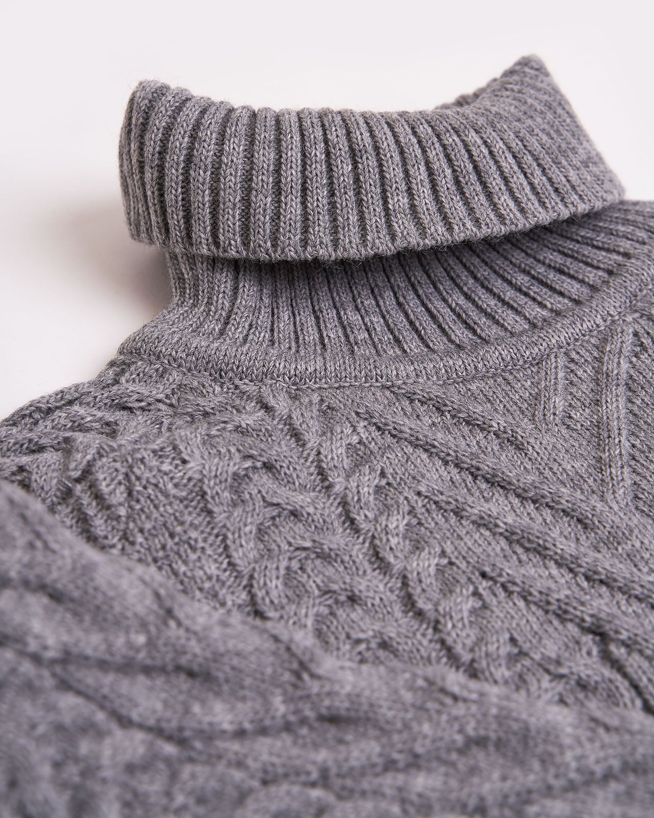 Turtleneck of women's wool braided sweater